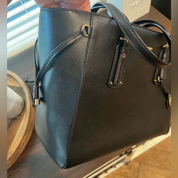 Michael Kors ‘Voyager’ Leather Tote Bag - Picture 8 of 10